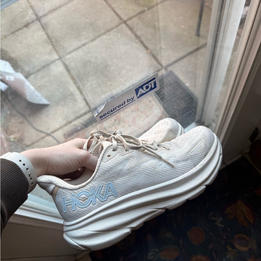 HOKA Clifton 9 cream/off white